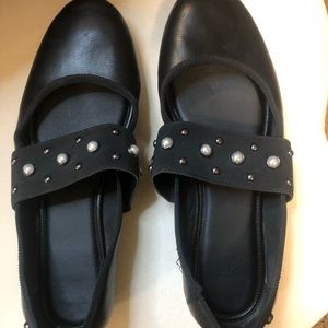 Dressy shoes with pearl detail on strap